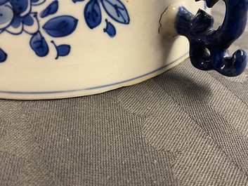 Een Chinese blauw-witte dekselkom met floraal decor, Kangxi